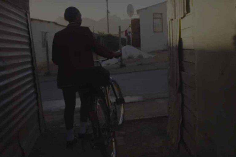 Incentivo ao ciclismo feminino Bud e Lentine doam bicicletas com Qhubeka para inspirar mulheres em Kayamandi, África do Sul, a pedalar e transformar suas vidas. Incentivo ao ciclismo feminino