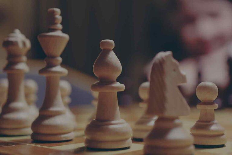 Quais as diferenças entre corretora e seguradora? jogo xadrez