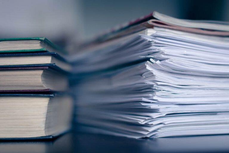 Confira 4 dicas para organizar seus documentos e contas pilha papel