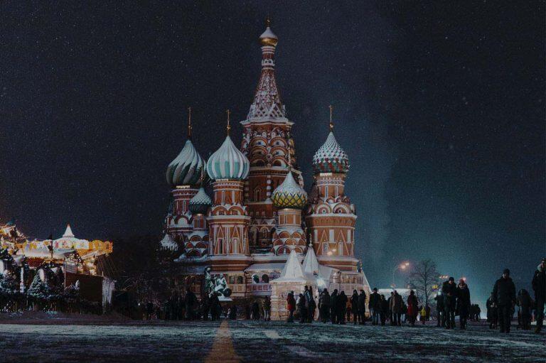dicas para viajar para a Rússia Confira dicas essenciais sobre documentação, clima, vacinas, seguro e moeda para planejar sua viagem à Rússia com tranquilidade.