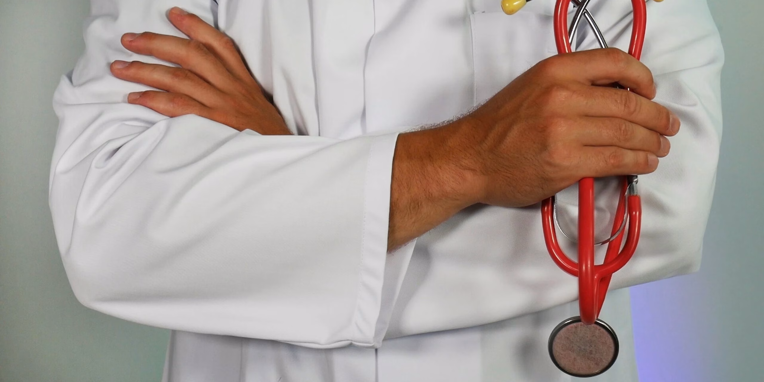 médico pensado sobre seguro de responsabildiade civil profissional