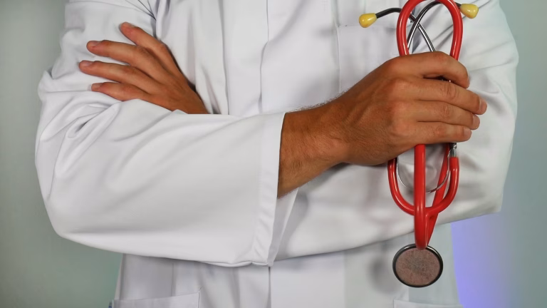 médico pensado sobre seguro de responsabildiade civil profissional