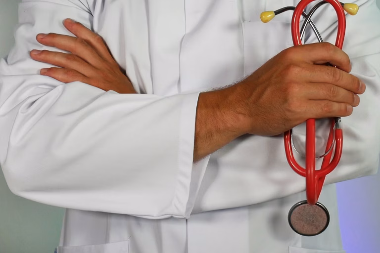 médico pensado sobre seguro de responsabildiade civil profissional