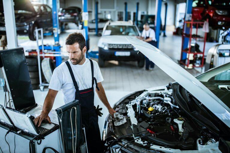 revisão de carros Saiba por que a revisão do carro é essencial para segurança e bom desempenho. Confira os pontos principais para manter seu veículo seguro.