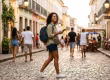 Veja dicas práticas para viajar sozinha com segurança e entenda como o seguro viagem pode garantir mais tranquilidade.