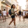 Veja dicas práticas para viajar sozinha com segurança e entenda como o seguro viagem pode garantir mais tranquilidade.