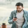 homem segurando celular para cancelar seguro residencial