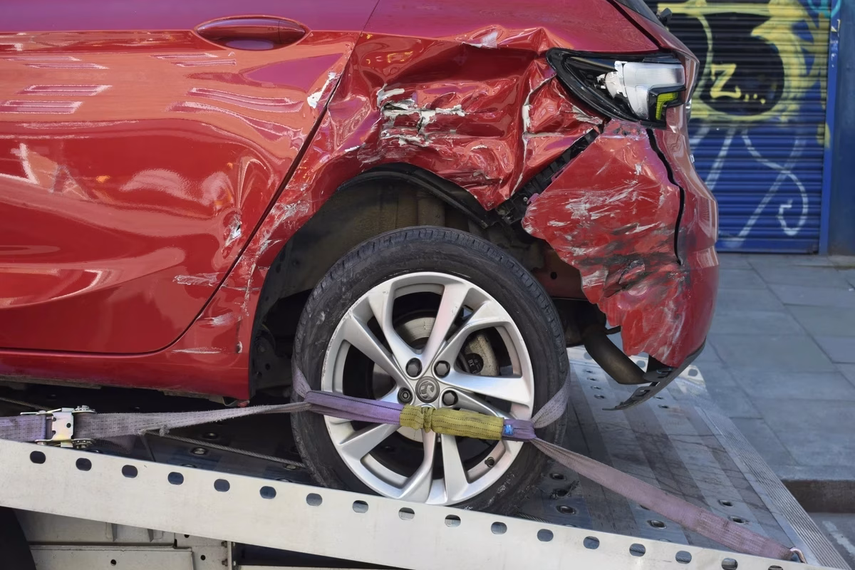 carro na plataforma. agora é hora de usar o carro reserva