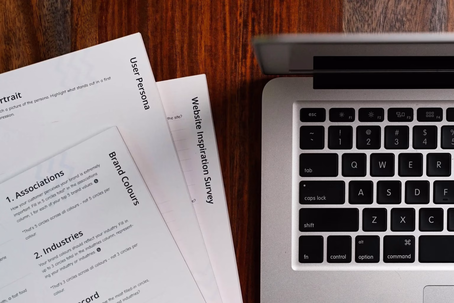 documentos e um notebook para fazer seguro de carro