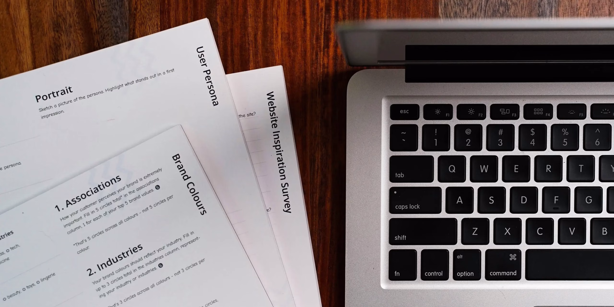 documento de carro para fazer seguro documentos e um notebook para fazer seguro de carro