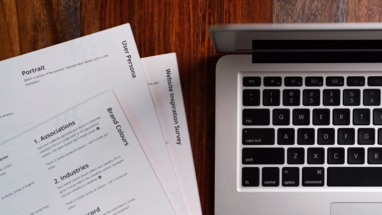 documentos e um notebook para fazer seguro de carro