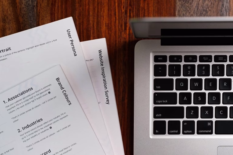 documentos e um notebook para fazer seguro de carro