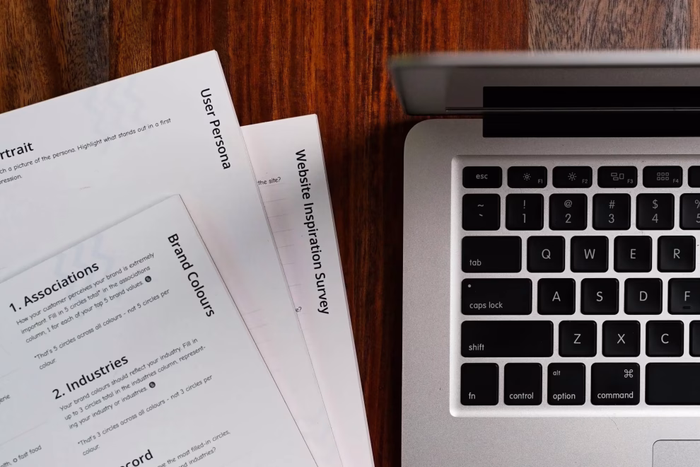 documento de carro para fazer seguro documentos e um notebook para fazer seguro de carro