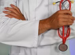 Médico, de jaleco branco, segurando equipamentos para ouvir o coração e examinar as pessoas.