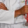 Médico, de jaleco branco, segurando equipamentos para ouvir o coração e examinar as pessoas.