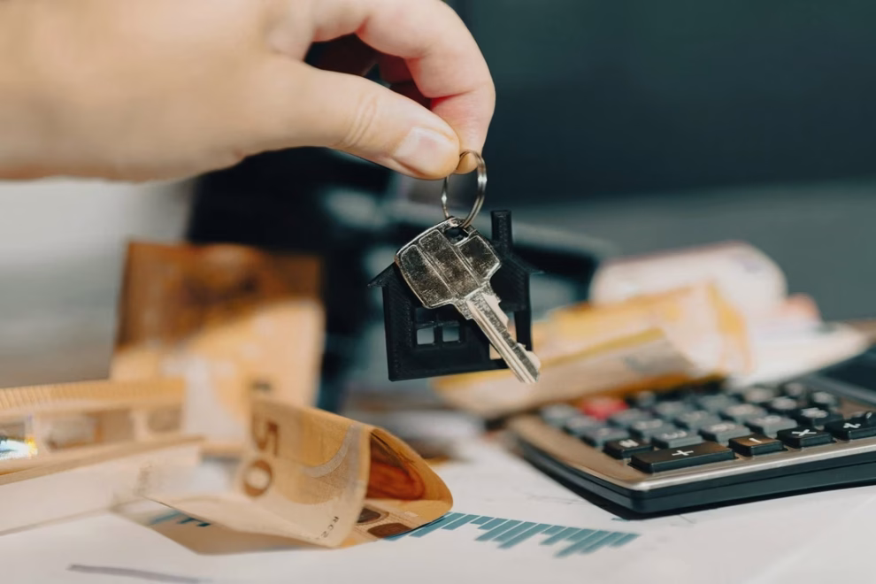 seguro para airbeb uma mão segurando uma chave com tranquilidade de ter seguro para locação
