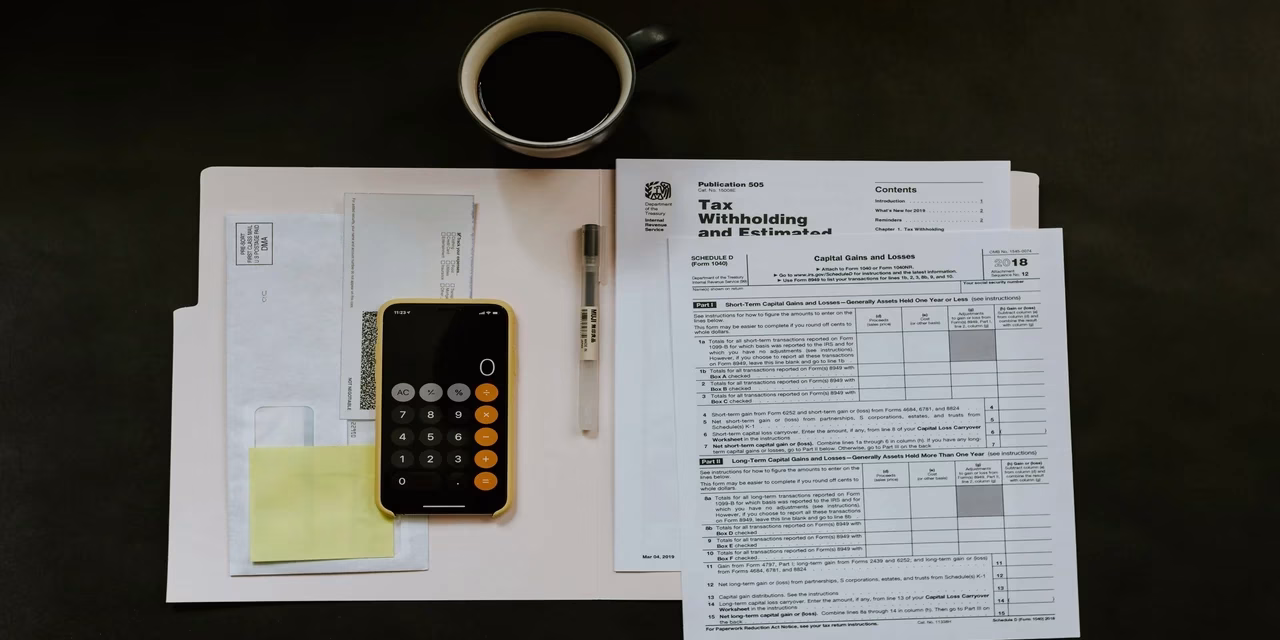 imposto renda e seguro carro uma calculadora e papeis do imposto de renda. o que declarar do seguro de carro
