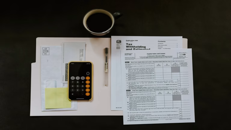 uma calculadora e papeis do imposto de renda. o que declarar do seguro de carro