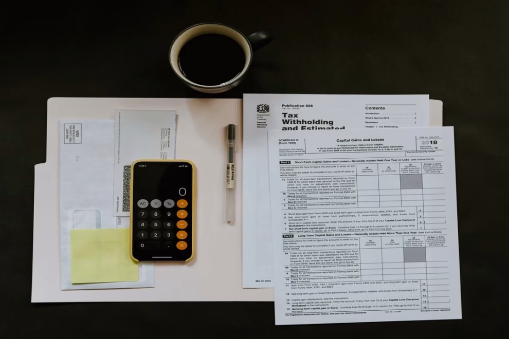 uma calculadora e papeis do imposto de renda. o que declarar do seguro de carro